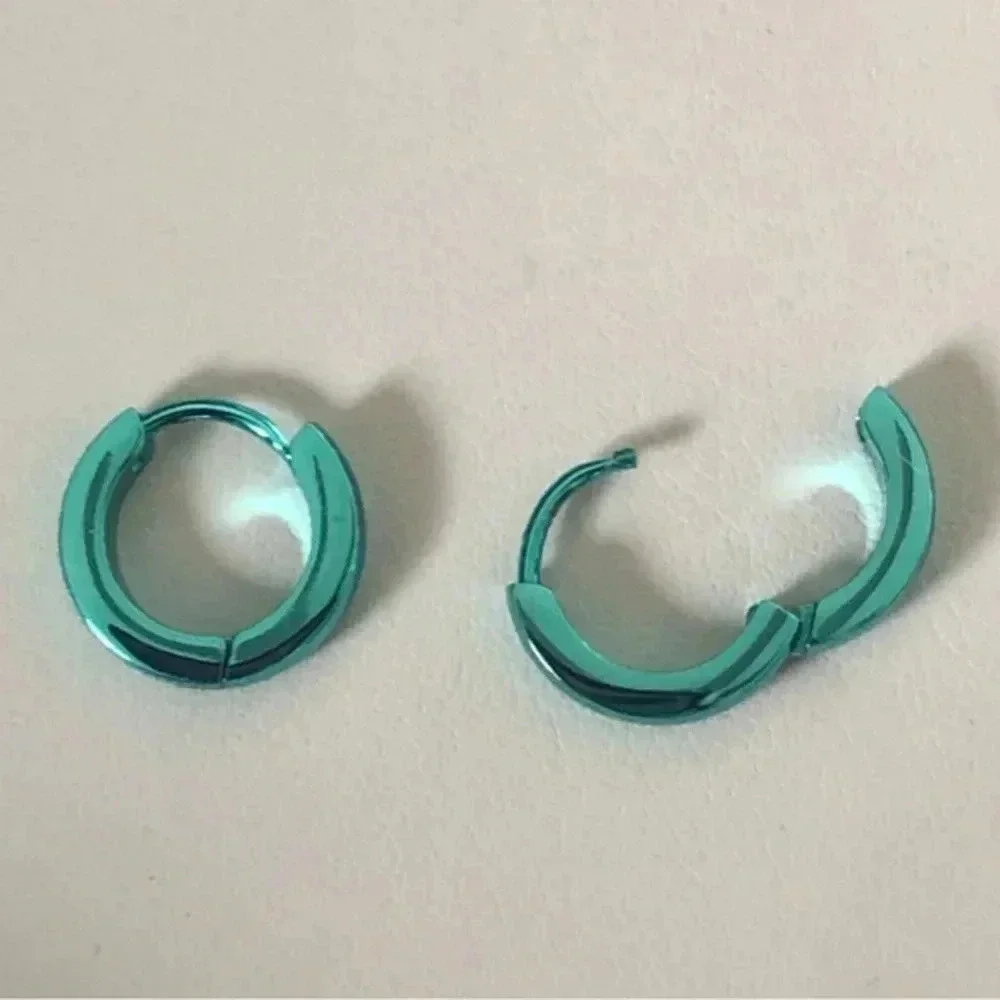 Green 2.8mm Stainless Steel Stud Hoop Earrings NWT